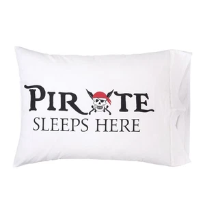 Funda de almohada Pirate Sleeps Here de 20" x 30" - Imagen 1 de 2