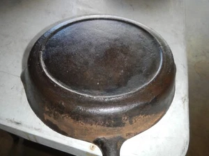 Vintage Unmarked no.8 - 10 1/2 inch #8 Cast Iron Skillet - Picture 1 of 3