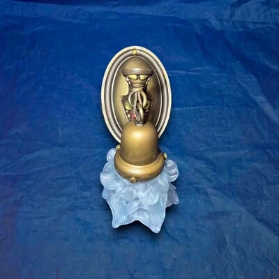 Aplique de pared único antiguo de latón con globo esmerilado azul 23F Foto 1 de 4