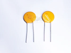 10PCS TVR20471 TKS 20mm Ossido di Zinco Varistor ZOV 470V 6.5kA 220J Radiale 20471K - Foto 1 di 4