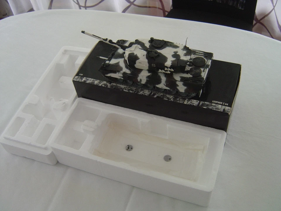 Minichamps Leopard 2 Druckgussmodell 350 011 002 - Bild 1 von 4