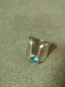 Moderner Designer signierter Sterlingsilber & 18 Karat Gold blauer Topasring - Bild 1 von 13