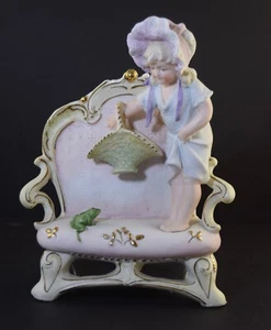 ANTIQUE HEUBACH GERMAN BISQUE "GIRL FRIGHTENED BY FROG ON SOFA" FIGURINE VASE - Picture 1 of 9