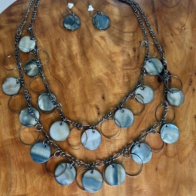 Hermoso conjunto de collar y pendientes conchas circulares iridiscentes de metal colgante Foto 1 de 4