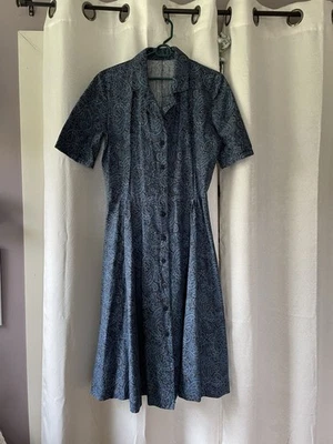 Vestido midi azul cachemir hecho a mano con botones y mangas cortas. Foto 1 de 3