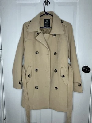 Abrigo para mujer tipo lana con cinturón y detalle de botones Foto 1 de 3