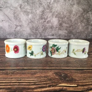 Juego de 4 soportes para anillos de servilleta de porcelana blanca floral - Imagen 1 de 10