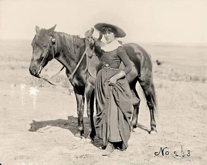 Vecchia cowgirl del West 1880 vecchia foto d'epoca 8 x 10 ristampa - Foto 1 di 1