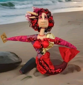 Meerjungfrau Kunst Textil Wandskulptur rote Muscheln Strand Dekor 17 Zoll Seawitch  - Bild 1 von 14