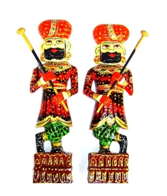 Guardia decorativa de madera pintada a mano Rajasthani/chowkidar/vigilante/guardián Foto 1 de 2
