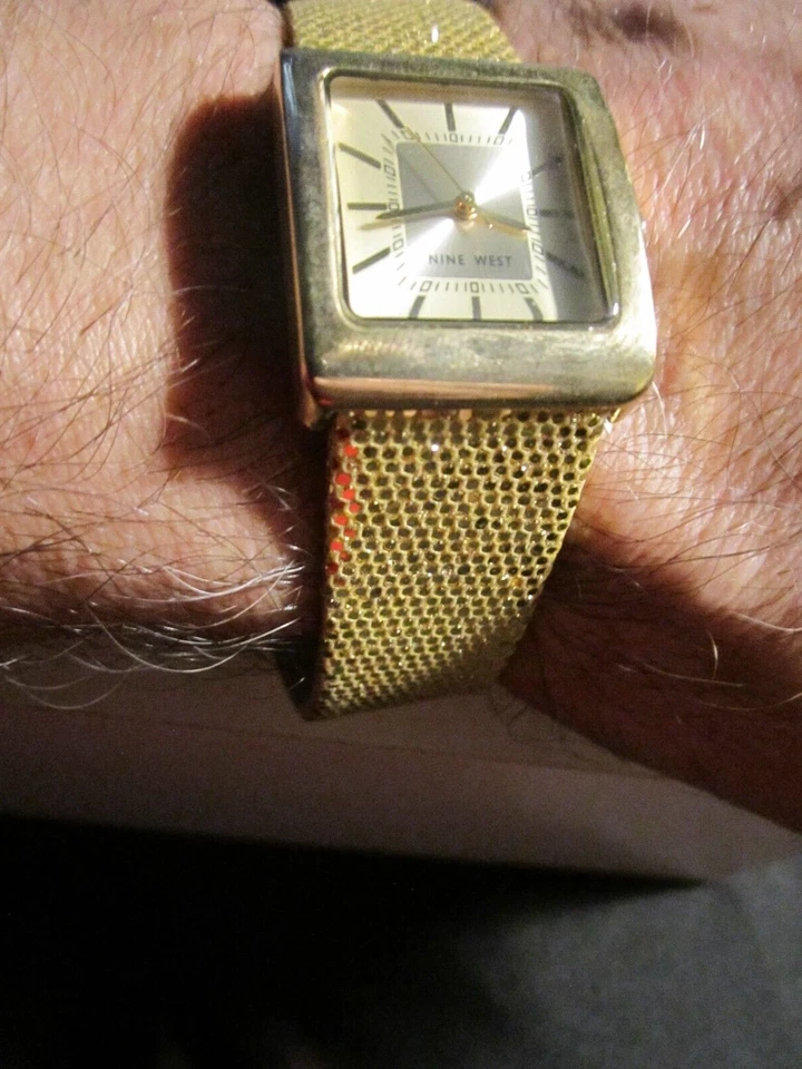 RELOJ NINE WEST TANK VINTAGE CORREA DORADA BRILLANTE SE ADAPTA A MUÑECA DE HASTA 8" - BBA33A Foto 1 de 4