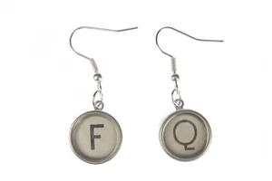 Buchstaben Ohrringe Schreibmaschine wß ABC Name Initialen O+ WUNSCHBUCHSTABE - Picture 1 of 6