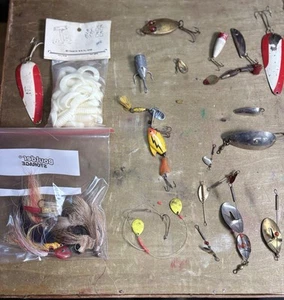 Assorted Lot Vintage Fishing Lures Over 20 Pieces Fly Fishing Accessories Bundle - Picture 1 of 13
