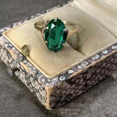 Anillo de compromiso de esmeralda verde de corte ovalado de 3,00 quilates enchapado en oro amarillo de 14 k Foto 1 de 4