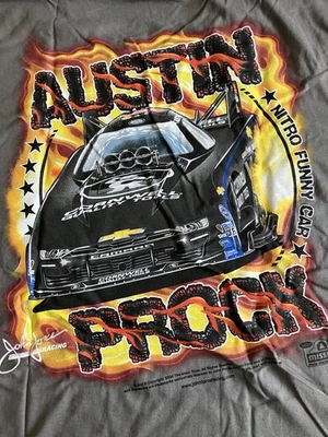 NHRA DRAG RACE ОФИЦИАЛЬНЫЙ AUSTIN PROCK СМЕШНОЙ АВТОМОБИЛЬ СЕРЫЙ ФУТБОЛКА РАЗМЕР 2 X - Изображение 1 из 4