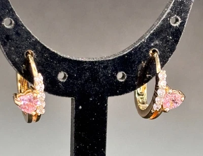 Pendientes Huggie rellenos de oro amarillo de 18kt con corazón de circonita rosa y piedras de acento Foto 1 de 4