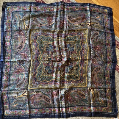 "Bufanda enrollada a mano 100 % seda nueva sin etiquetas con hilos de oro, 34"" cuadrada" Foto 1 de 4