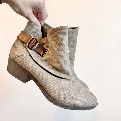 Botines de lona topo Blowfish con correa de hebilla y tacón bajo talla 9 Foto 1 de 4