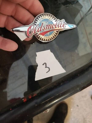 NOS 2004 OLDSMOBILE BRAVADA FINAL 500 METAL LIFT GATE STICK ON EMBLEM 15113308 - Image 1 of 4