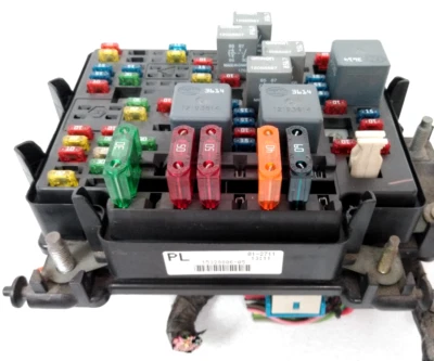 15328806-05 GMC 2000 2001 2002 Sierra Fuse Box Engine Bay 1500 2500 Yukon H14 - Image 1 of 4