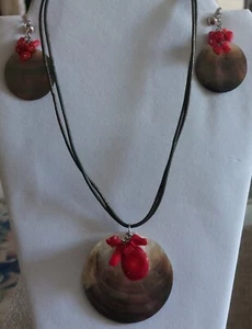 VINTAGE NATURAL RED CORAL & MOTHER OF PEARL NECKLACE & EARRINGS SET - Picture 1 of 22