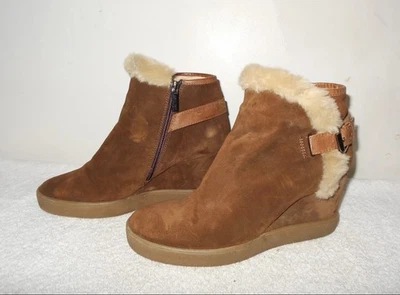 BOTAS CUNHA DE CAMURÇA AQUATALIA CAMERON FEMININA APARADA DE PELE SINTÉTICA 9,5                - Imagem 1 de 4