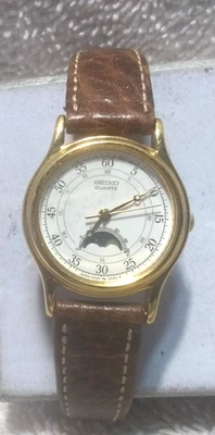 Seiko Quartz Moon Phase Watch 4K22-0049 Women Leather New Bat Works Great !! - Image 1 of 4