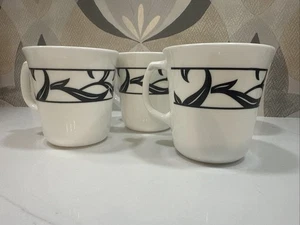 Lotto di 4 tazze da tè caffè vintage Corning Corelle testo bianco nero - Foto 1 di 9