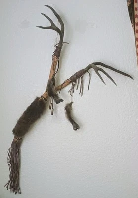 Cuerno de ciervo apache de colección bastón parlante original firmado por nativos americanos Foto 1 de 4