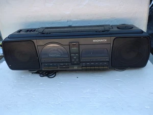Vintage Magnavox AZ8100 radio AM/FM portatile/lettore CD/cassette Boombox 1990 - Foto 1 di 15