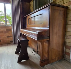 Antique Piano - Picture 1 of 4