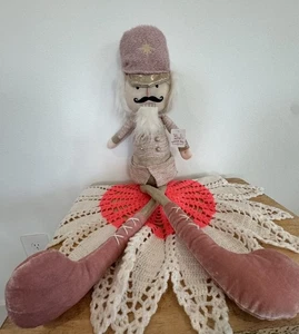 Nussknacker Plüsch 29 Zoll Regal/Couch Sitter, rosa Weihnachtsdeko Kissen, Zuckerpflaume - Bild 1 von 6