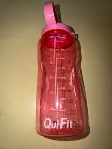 Quifit 64 Unzen Motivierende Wasserflasche mit rosa Griff/Kappe - Bild 1 von 4