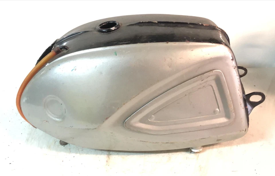 SUZUKI M12 M15 K10 K11 K15 1966-1969 TANQUE DE COMBUSTIBLE GASOLINA DE COLECCIÓN Negro Plata Foto 1 de 4