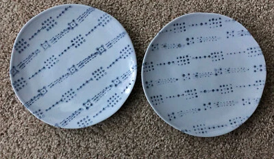 Anthropologie 2 platos de aperitivo laterales para ensalada de postre periwinkle puntos azules esmaltados Foto 1 de 4