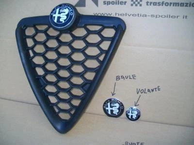 Mascherina Scudo Griglia Alfa Romeo Giulietta 2016 con 3 fregi NERI (aperta) - Immagine 1 di 3