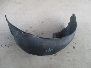 BMW E88 SERIE 1 LADO DEL PASAJERO ARCO INTERIOR TRASERO REVESTIMIENTO DE SUCIEDAD SALPICADURAS GUARDD GENUINO  - Imagen 1 de 5