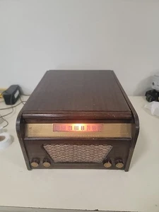 Vintage 1940s Trav-ler tube radio Record Player Powers On - Picture 1 of 5