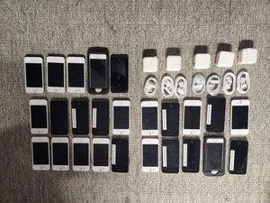 (Lote de 25) Apple iPhone 4 + Cargadores + 2x Funda *DESCONOCIDO COMO ESTÁ LOTE SIN PROBAR* - Imagen 1 de 2