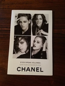 1Chanel Eyes Speak Volumi Kristen Stewart Brochure Pubblicitaria Pieghevole (NUOVO) - Foto 1 di 6