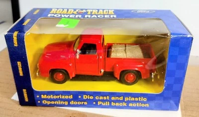 Camioneta Ford F-100 1953 roja fundida a presión escala 1/32 Maisto Ford con carga de heno  Foto 1 de 4