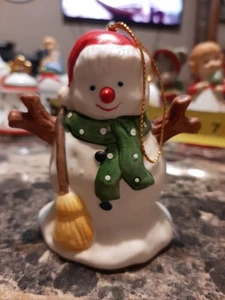 PUPAZZO DI NEVE VINTAGE IN CERAMICA CON SCOPA CAMPANE NATALIZIE MADE IN TAIWAN R.O.C. - Foto 1 di 5