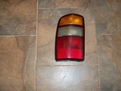 Conjunto de luz trasera izquierda para conductor Chevrolet Tahoe 2000-2006 OEM Foto 1 de 4