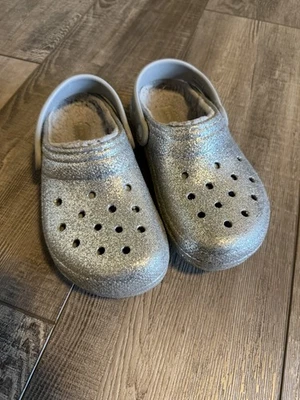 Zuecos Crocs clásicos forrados de lana plateados brillantes para niños grandes talla J 1 Foto 1 de 4