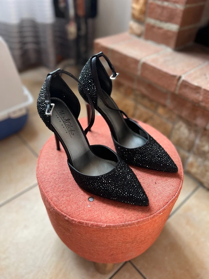 Décolleté in vera pelle, con cinturino alla caviglia, strass e tacco a spillo 10 - Immagine 1 di 4