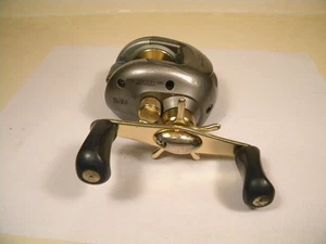 Carrete de baitcast Bass Pro Shops Pro Qualifier PQ 1000H alta velocidad - Imagen 1 de 5