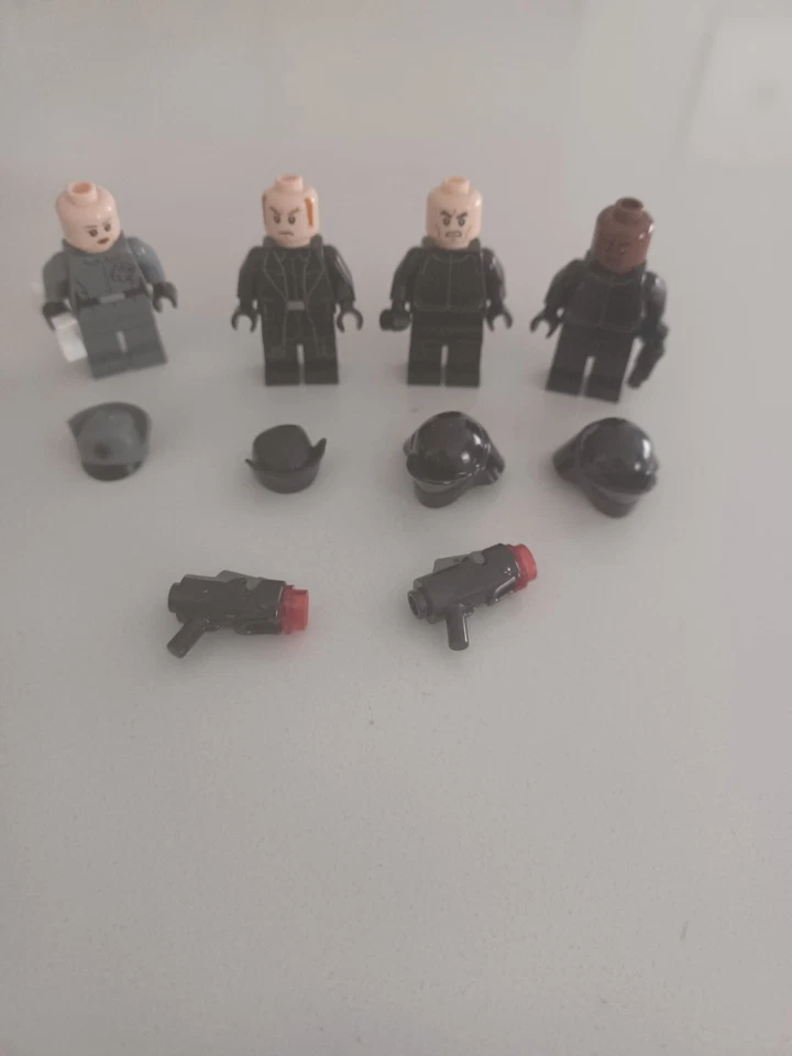 LEGO 75104 STAR WARS  MINIS: GEN HUX , FIRST ORDER CAPTAIN (F) , 2 CREW  - Image 1 of 1