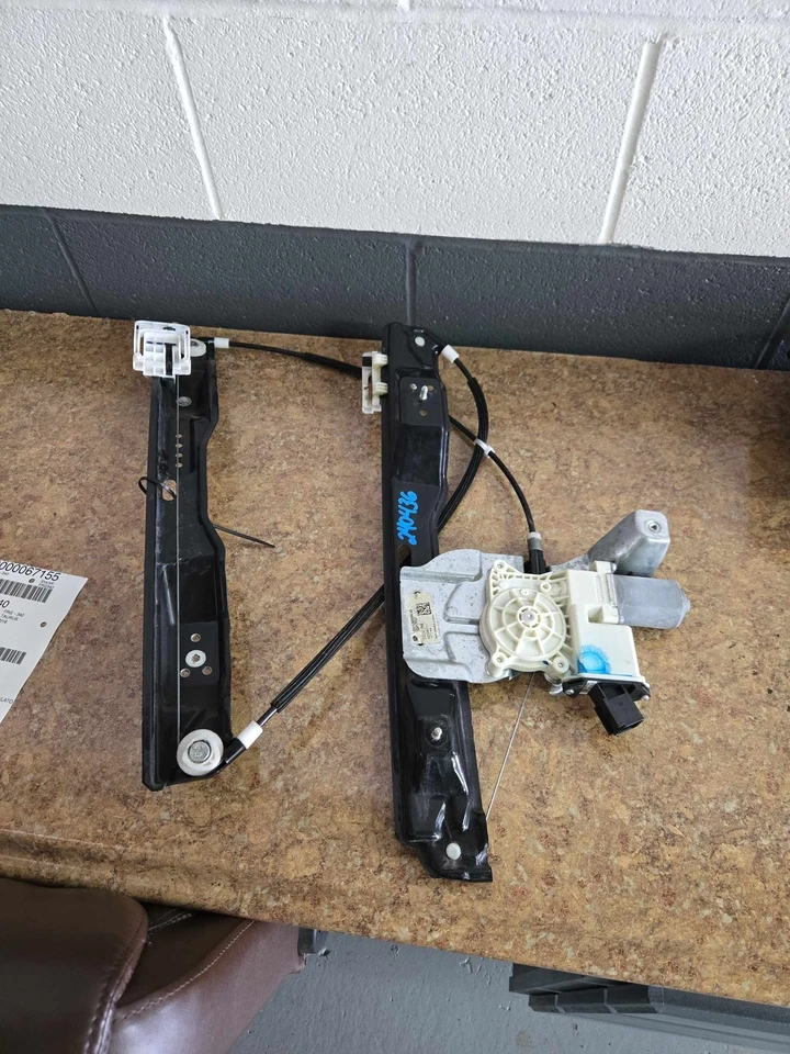 Front Door Regulator FORD TAURUS(SEE ALSO TAURUS X) RH PASSENGER 2010-2019 — 第 1/1 张图片