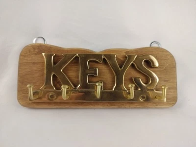 LLAVES de latón de colección en gancho de pared de madera, montado en la pared, 5 ganchos dorados  Foto 1 de 2