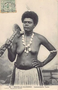 Nouvelle-Calédonie - Calédonienne Touho aux seins nus (avec casse-tête) - Picture 1 of 2